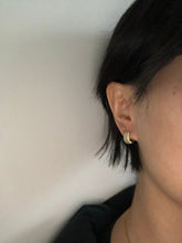 Load image into Gallery viewer, Small dome hoops, dainty bold hoops, mini croissant hoops, puff hoops, small ribbed earring, gold huggie hoops, shell, vintage hoop earrings